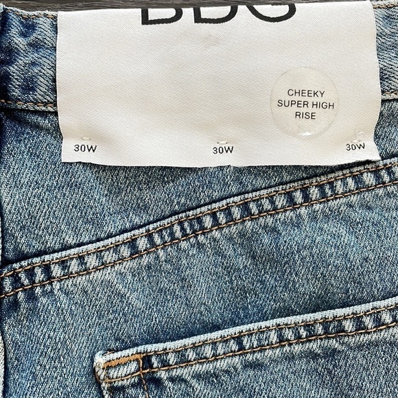 Sz30 BDG Cheeky Super High Rise Denim Shorts in light Wash NWT - Picture 8 of 9